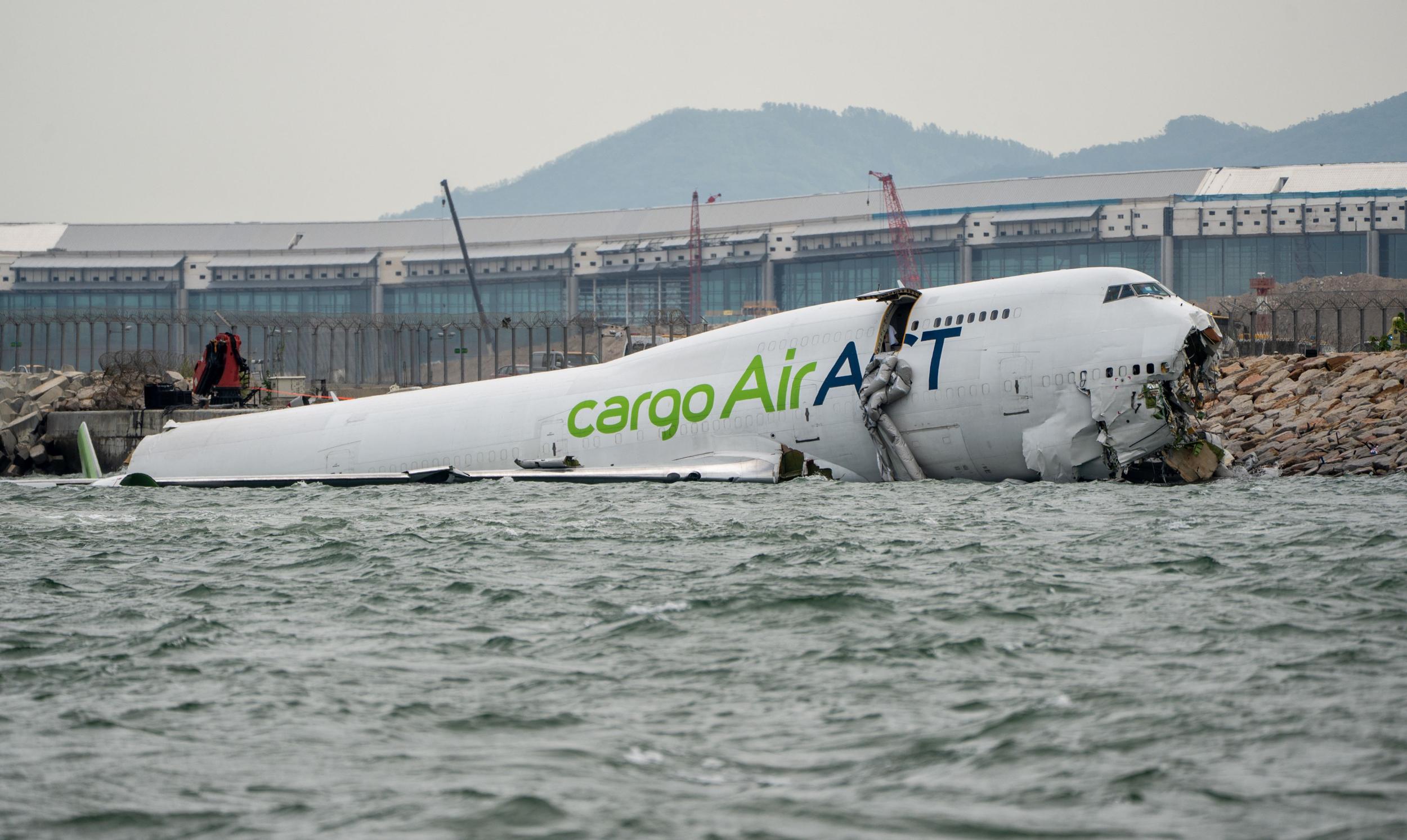 Oto propozycja przeredagowanego tytułu: Samolot zjechał z pasa startowego prosto do morza. Są zabici