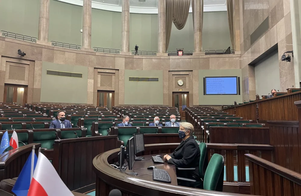 „Posłowie na etatach-widmach. Kto zarabia miliony, a sejmowe ławy omija szerokim łukiem? Lista niechlubnych absencji”