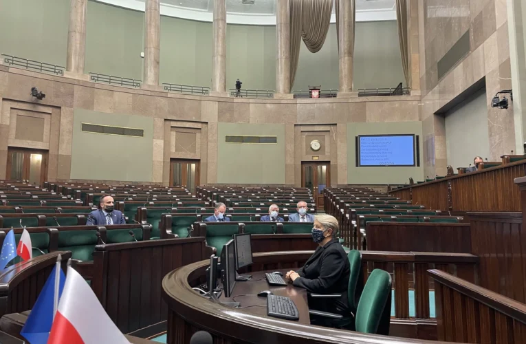 „Posłowie na etatach-widmach. Kto zarabia miliony, a sejmowe ławy omija szerokim łukiem? Lista niechlubnych absencji”