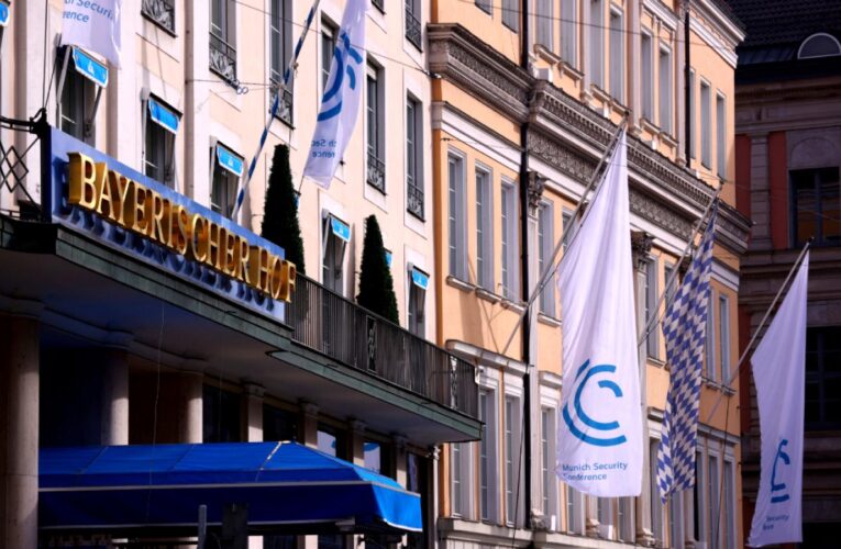 Oto kilka propozycji unikalnych tytułów oddających sens oryginału: 1. Monachijska próba sił — czy Europa i USA ponownie wejdą na kurs kolizyjny w sprawie bezpieczeństwa? 2. Bezpieczeństwo w tarapatach: czy szczyt w Monachium pogłębi różnice między Europą a Stanami Zjednoczonymi? 3. Europa kontra USA na forum w Monachium – czy nastąpi kolejna konfrontacja w kwestii bezpieczeństwa? 4. Czy na monachijskiej konferencji Europę i USA czeka nowy spór o bezpieczeństwo? 5. Co pękło w relacjach? Czy podczas szczytu w Monachium nastąpi kolejny zgrzyt między Europą a USA w sprawach bezpieczeństwa? Jeśli zależy Ci na jeszcze innej formule, daj znać!