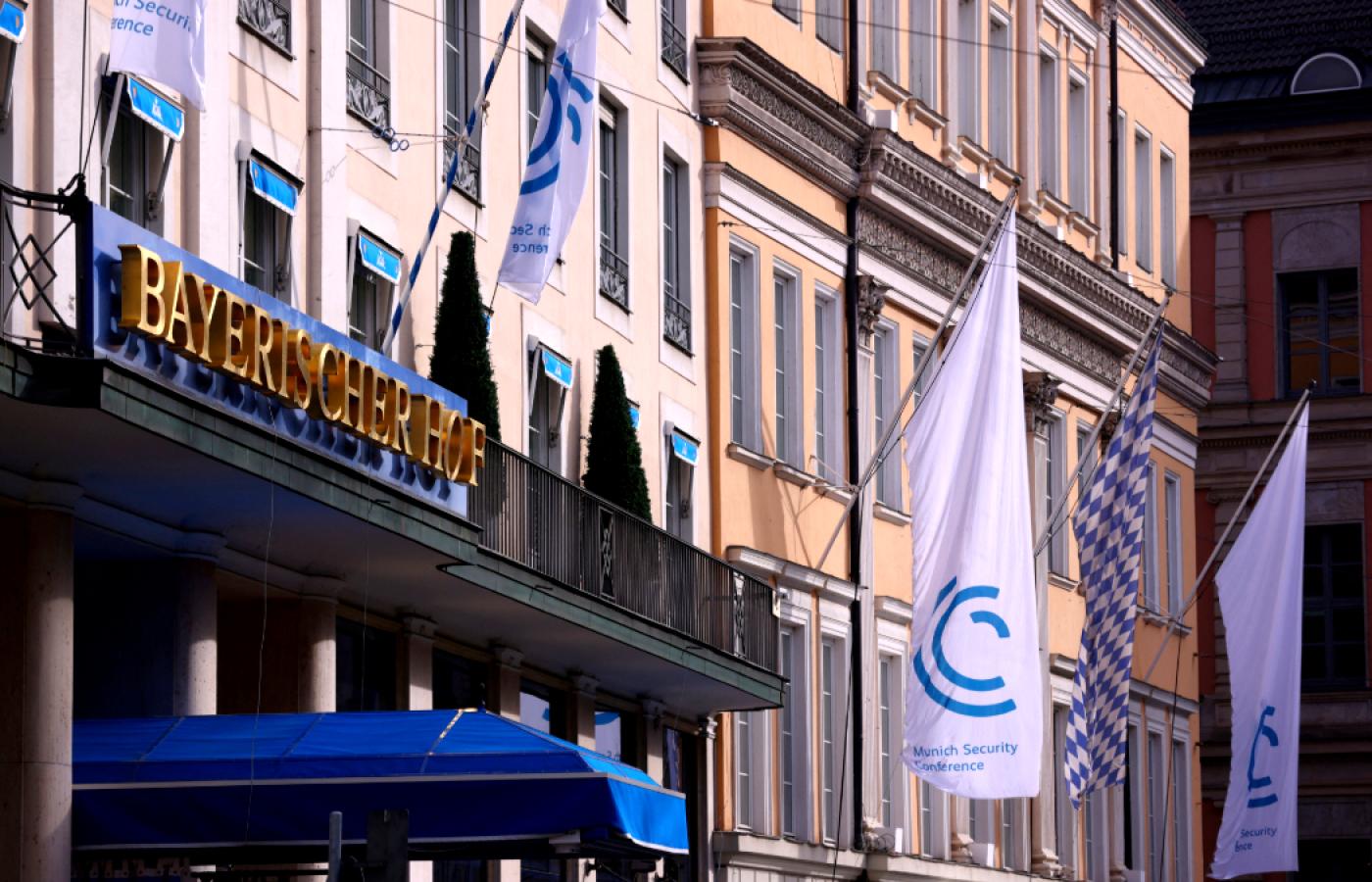 Oto kilka propozycji unikalnych tytułów oddających sens oryginału: 1. Monachijska próba sił — czy Europa i USA ponownie wejdą na kurs kolizyjny w sprawie bezpieczeństwa? 2. Bezpieczeństwo w tarapatach: czy szczyt w Monachium pogłębi różnice między Europą a Stanami Zjednoczonymi? 3. Europa kontra USA na forum w Monachium – czy nastąpi kolejna konfrontacja w kwestii bezpieczeństwa? 4. Czy na monachijskiej konferencji Europę i USA czeka nowy spór o bezpieczeństwo? 5. Co pękło w relacjach? Czy podczas szczytu w Monachium nastąpi kolejny zgrzyt między Europą a USA w sprawach bezpieczeństwa? Jeśli zależy Ci na jeszcze innej formule, daj znać!