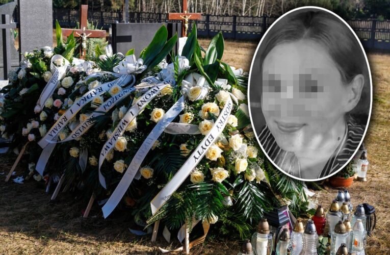 Tłumy na pożegnaniu młodej matki z Borowej. Jaką zagadkę kryje dom, w którym znaleziono ciała noworodków?