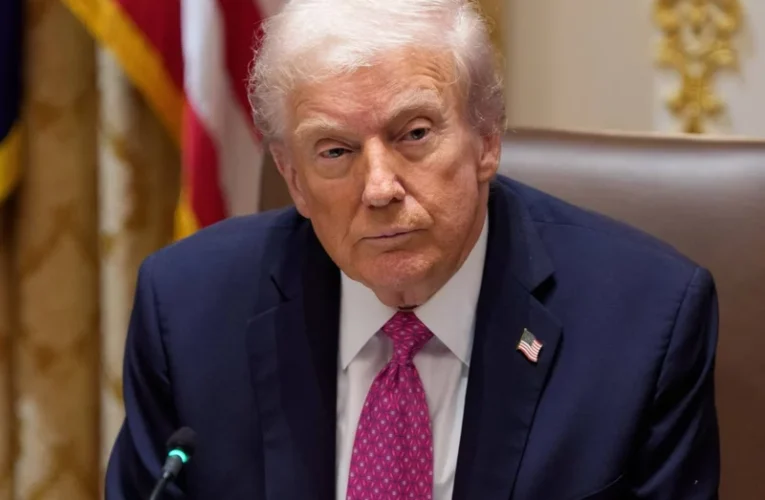 Oryginalny tytuł: Plan pokojowy dla Ukrainy. Trump podjął decyzję Przeredagowane propozycje tytułów: 1. Trump ogłasza stanowisko w sprawie planu pokojowego dla Ukrainy 2. Plan pokojowy dla Ukrainy: decyzja Trumpa już zapadła 3. Donald Trump decyduje o swoim podejściu do pokojowego rozwiązania dla Ukrainy 4. Plan pokojowy dla Ukrainy — decyzja Donalda Trumpa 5. Trump wyznacza kierunek dla pokoju na Ukrainie