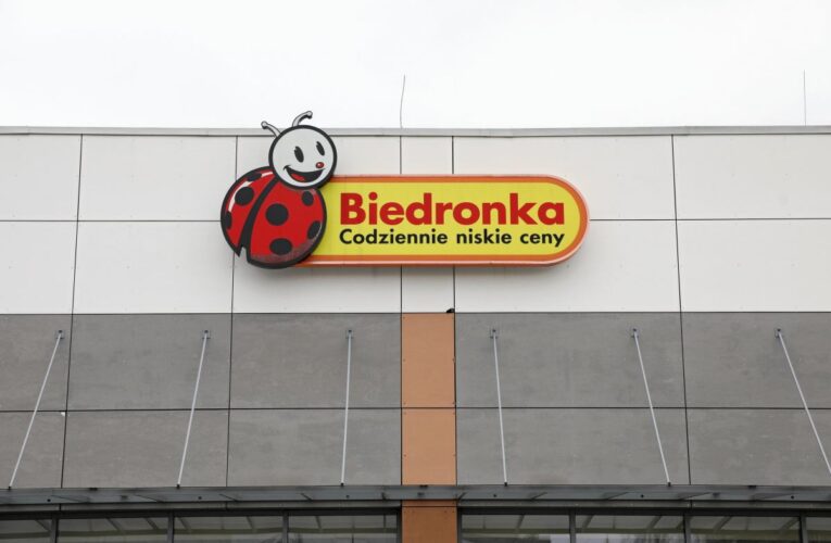 Świąteczne paczki od Biedronki. Pracownicy otrzymali wartościowy sprzęt za kilkaset złotych