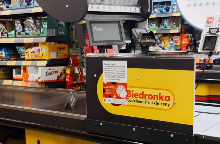 Biedronka czynna do późna w Wigilię bez zakazu handlu. Pracownicy mają dość – i słusznie