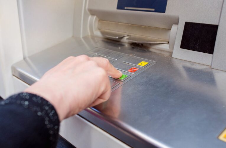 Nowe opłaty za wypłaty z bankomatów w 2026 roku. Przy pobieraniu gotówki nie obejdzie się bez narzekania