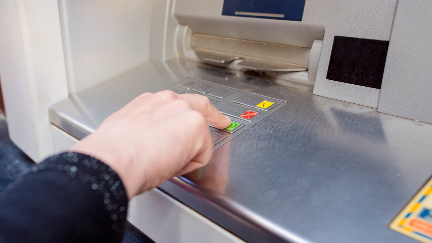 Nowe opłaty za wypłaty z bankomatów w 2026 roku. Przy pobieraniu gotówki nie obejdzie się bez narzekania